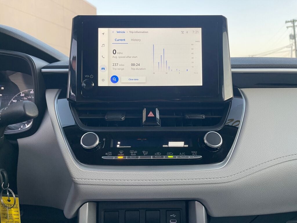 2024 Toyota Corolla Cross L photo 9