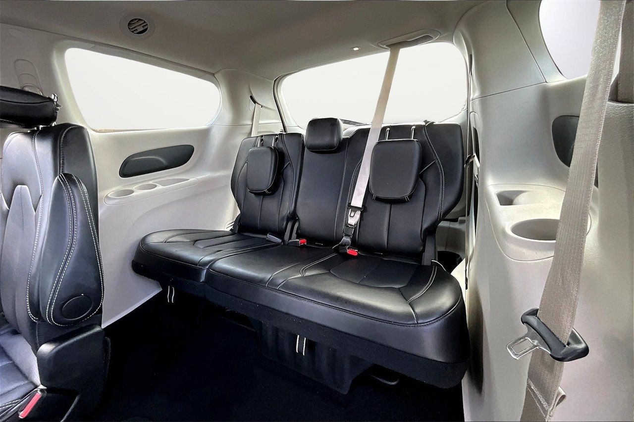 2024 Chrysler Pacifica Touring L photo 23