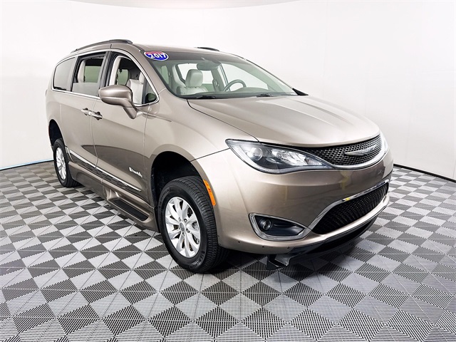 2017 Chrysler Pacifica Touring-L's photo