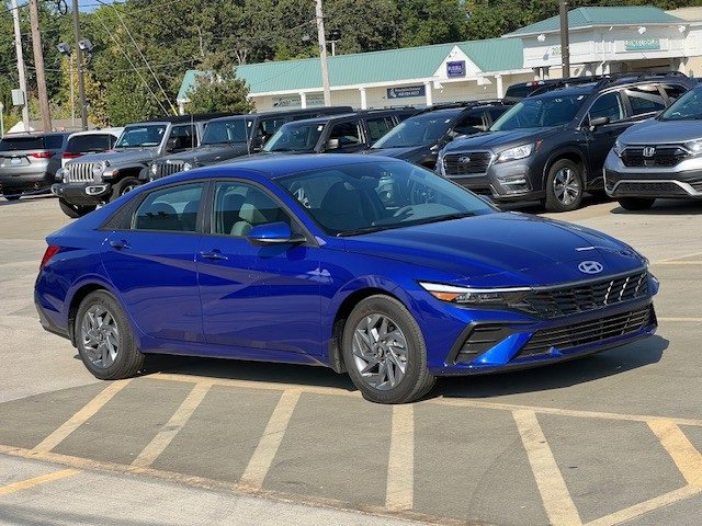 2024 Hyundai Elantra SEL photo 2