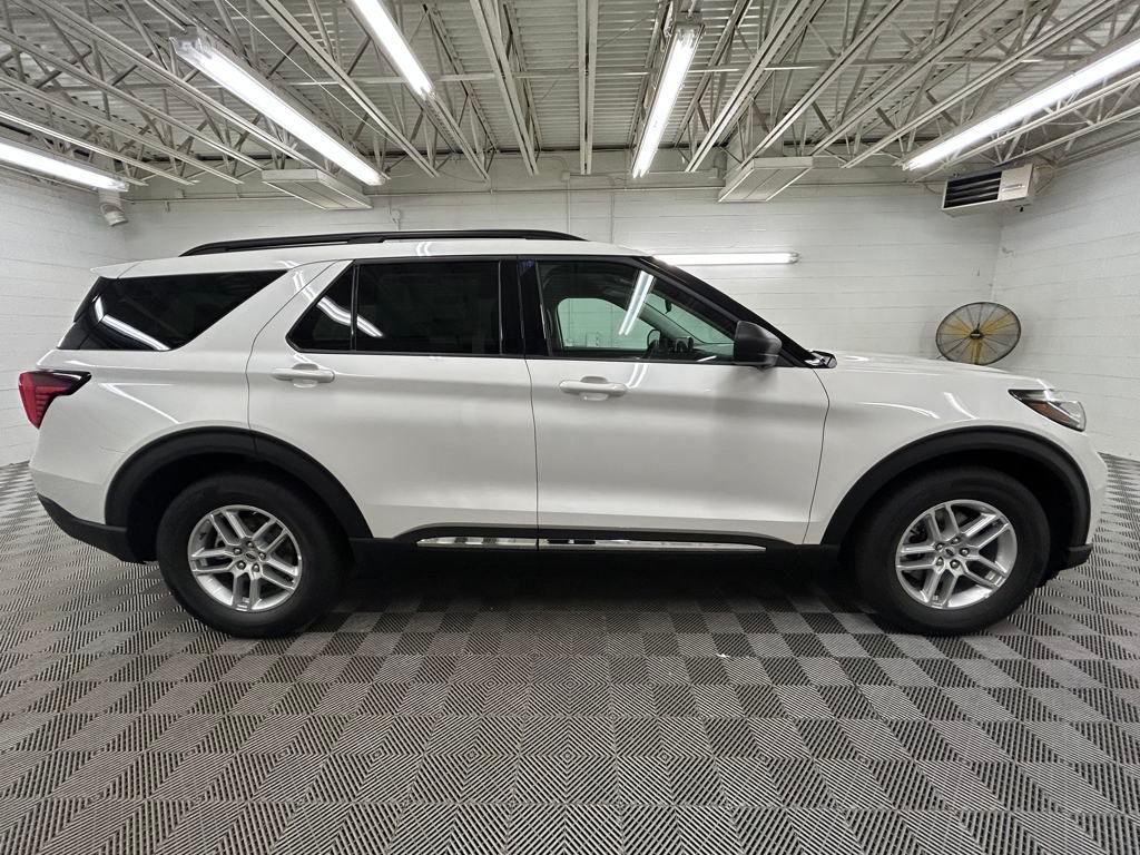 2025 Ford Explorer photo 3