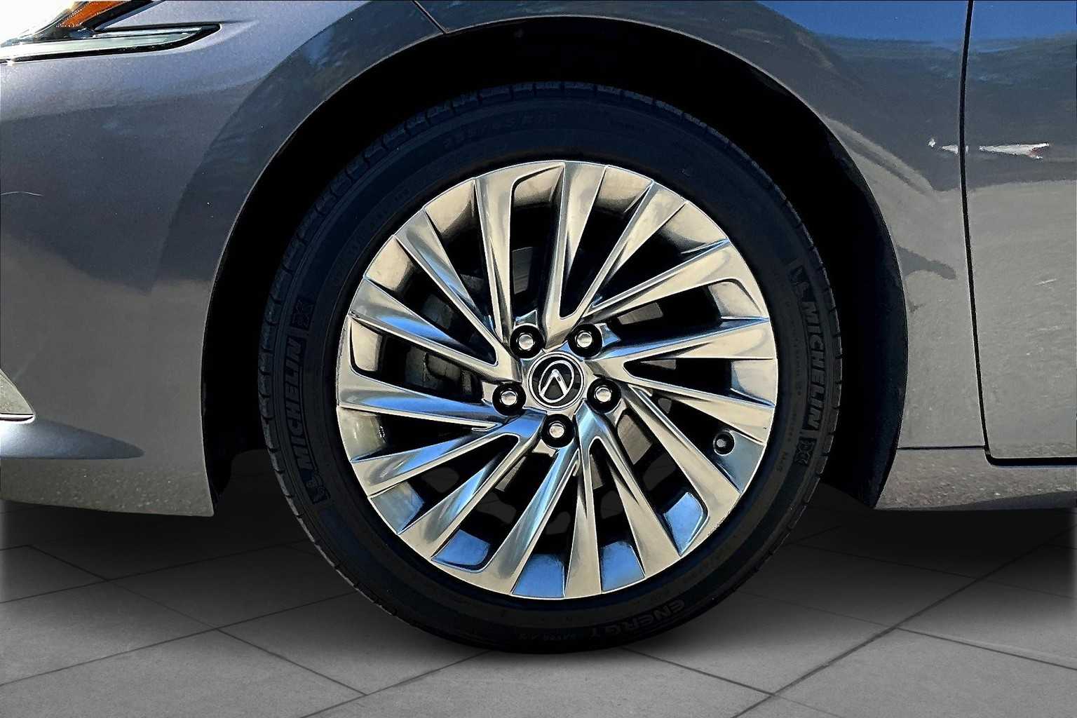 2019 Lexus ES Luxury photo 10