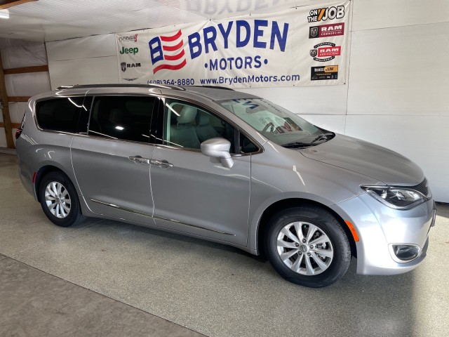 2019 Chrysler Pacifica Touring L photo 3