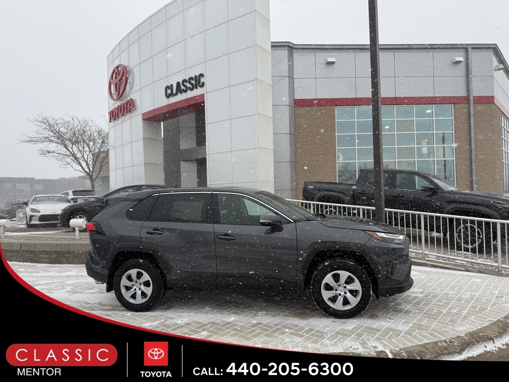 2025 Toyota RAV4 LE's photo