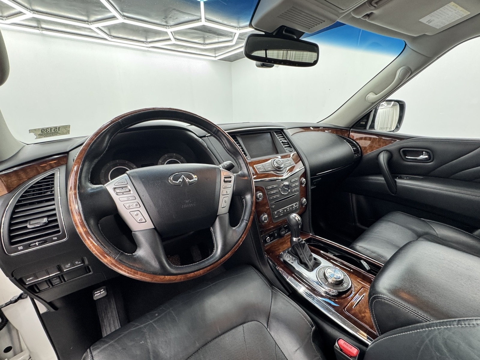 2017 Infiniti QX80 Limited photo 14