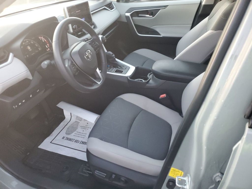 2023 Toyota RAV4 XLE photo 3