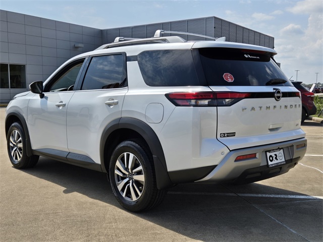 2025 Nissan Pathfinder SL photo 3