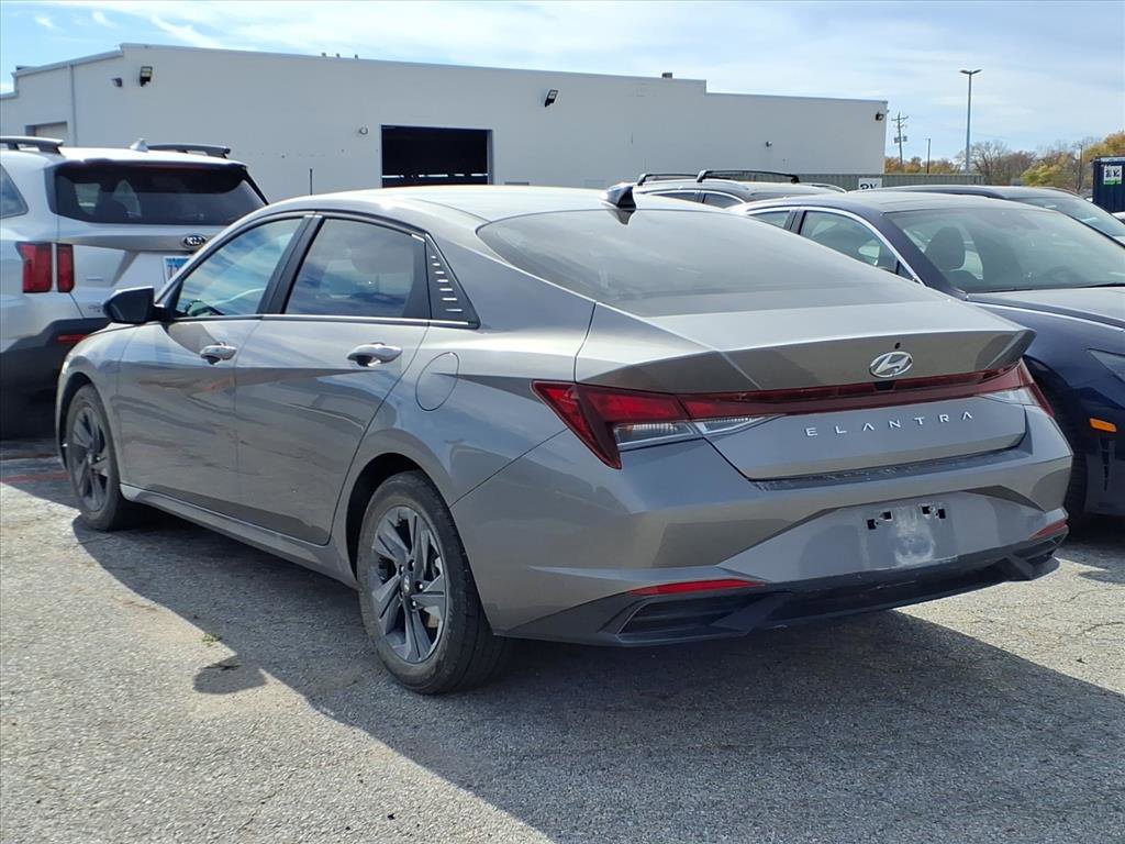 2023 Hyundai Elantra SEL photo 3