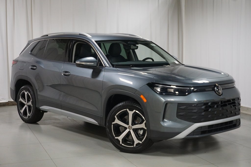 2025 Volkswagen Tiguan SE photo 2