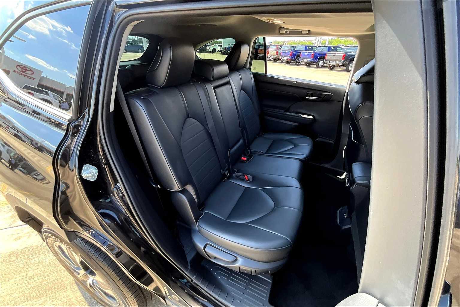 2021 Toyota Highlander XLE photo 19