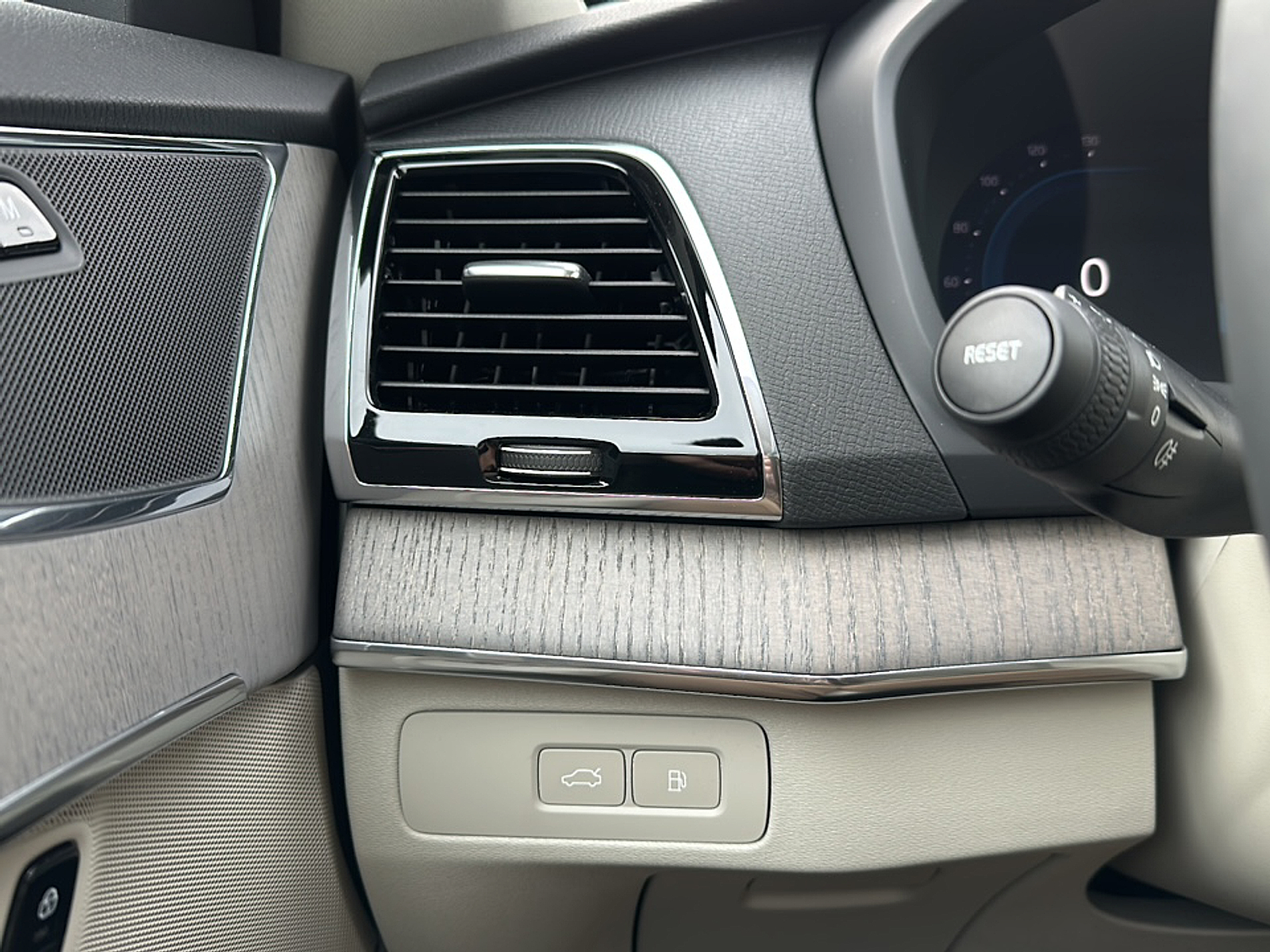 New 2025 Crystal White Volvo T8 Plus 7-Seater image 27