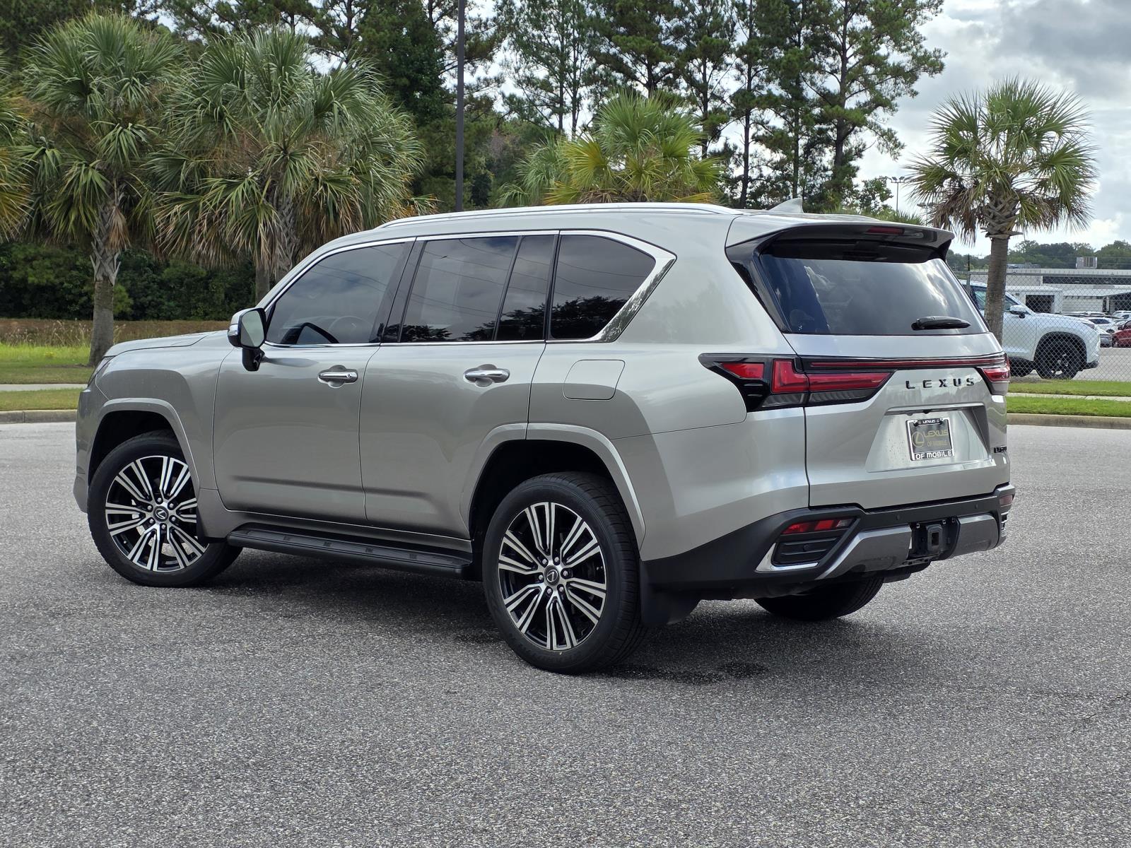 2022 Lexus LX 600 Luxury photo 4