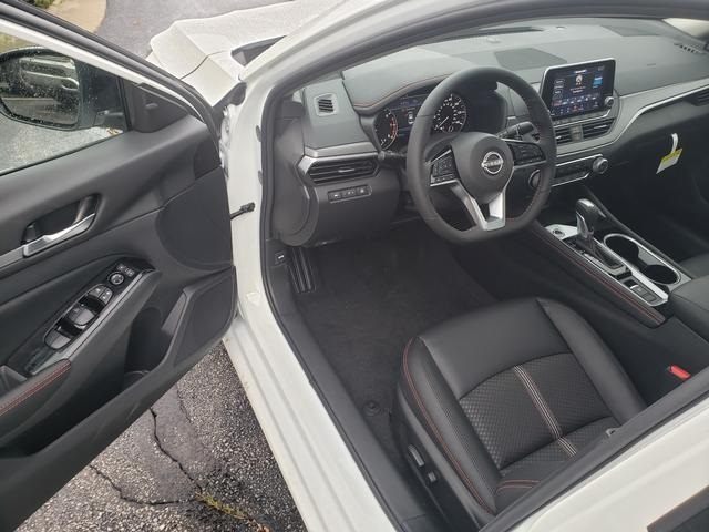 2025 Nissan Altima SR photo 9