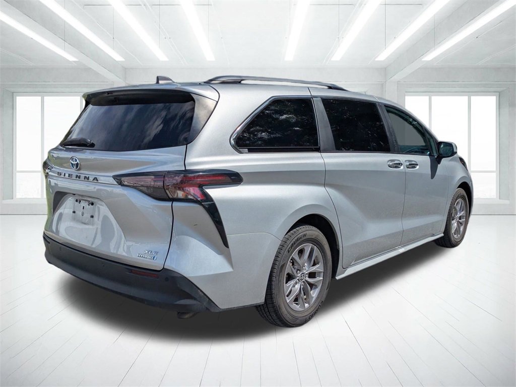 2023 Toyota Sienna XLE photo 3