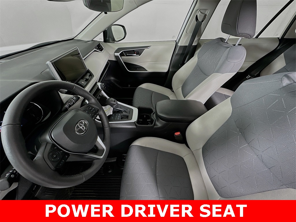 2023 Toyota RAV4 XLE photo 3