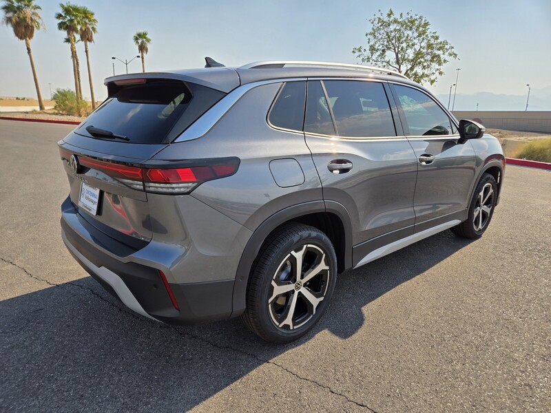 2025 Volkswagen Tiguan SE photo 2