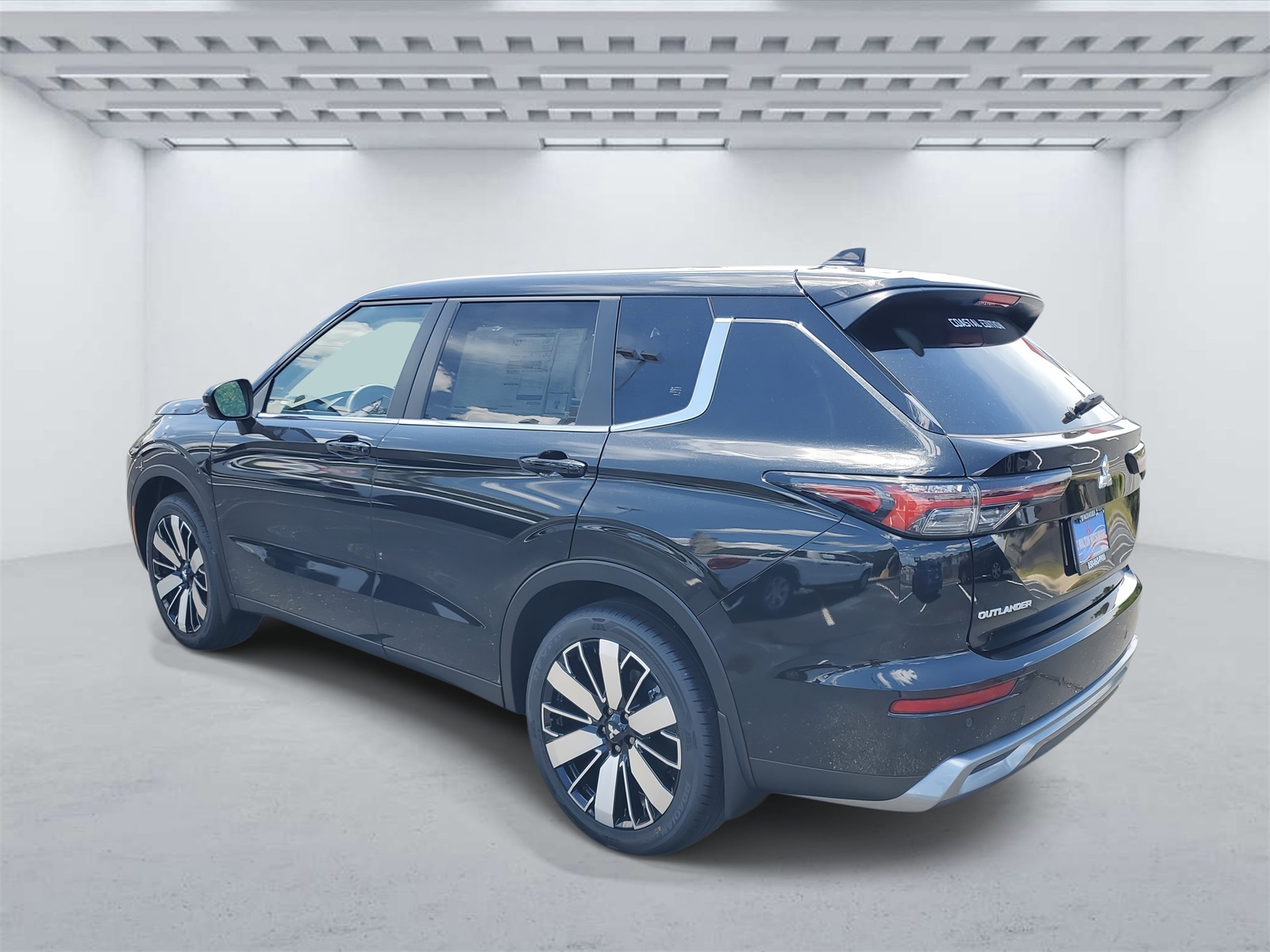 2025 Mitsubishi Outlander SE photo 3
