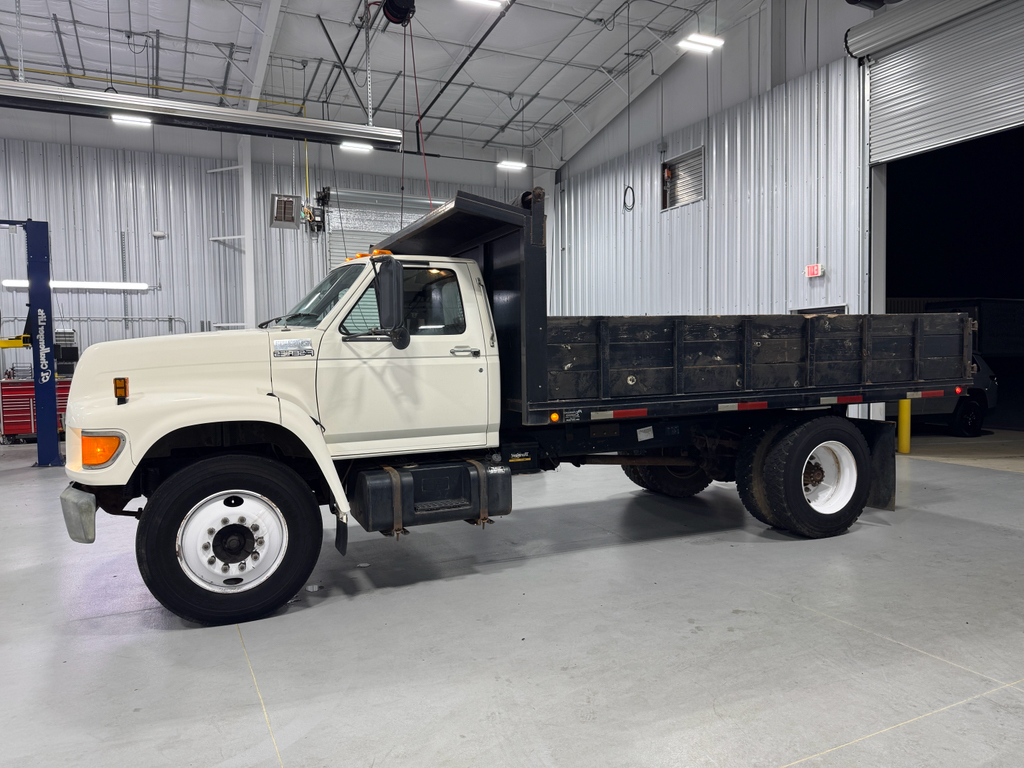 1998 Ford F-700 photo 3