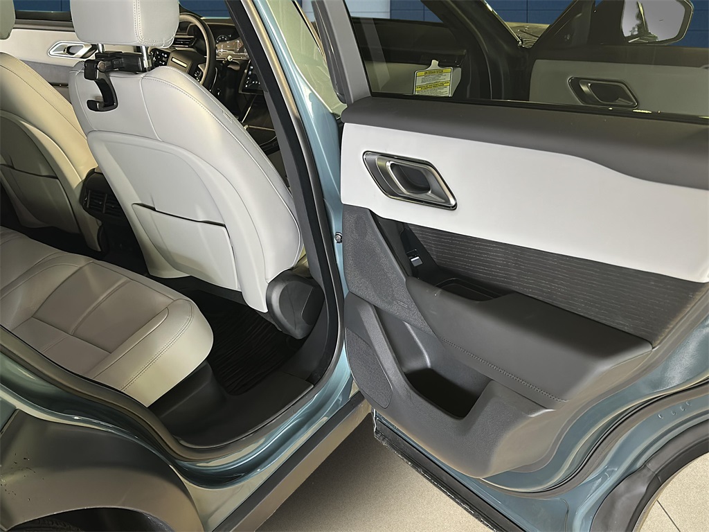 2026 Land Rover Range Rover Velar SE photo 7
