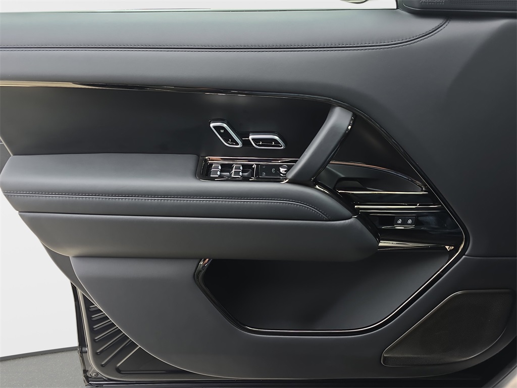 2025 Land Rover Range Rover SV photo 25