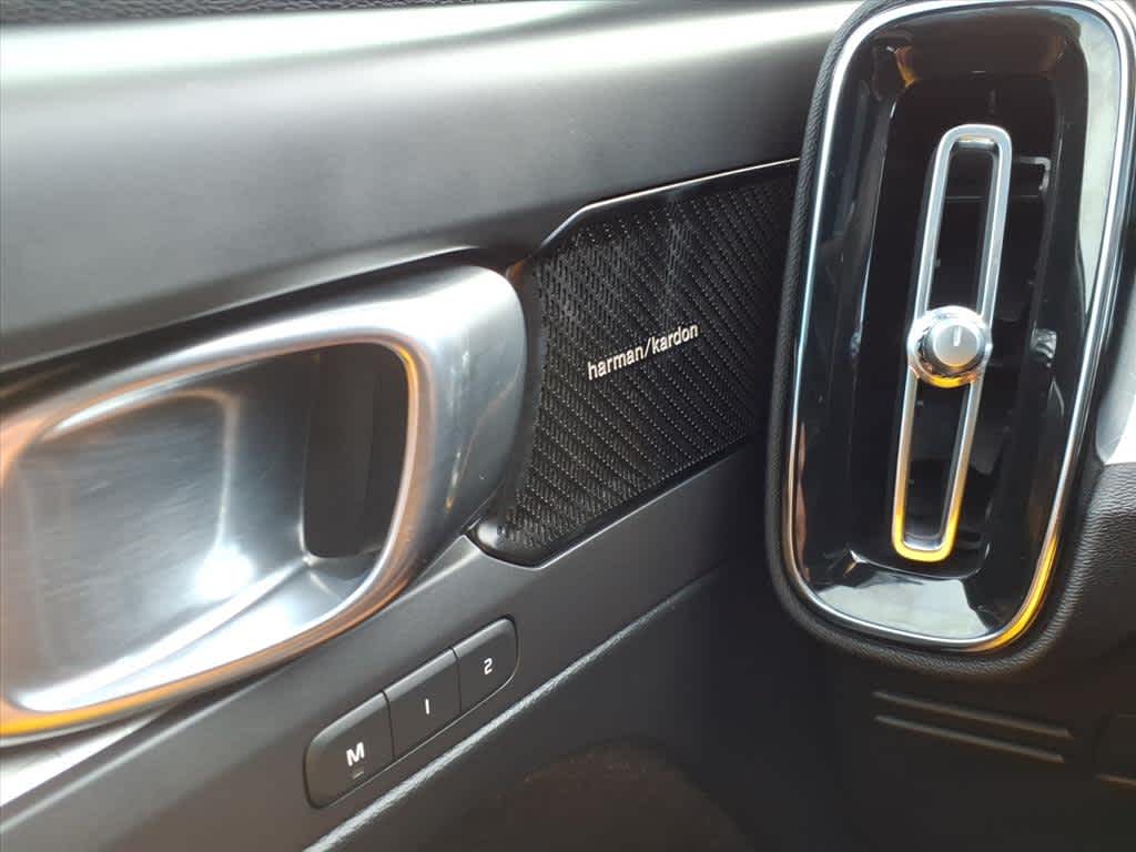 2019 Volvo XC40 R-Design Momentum photo 18