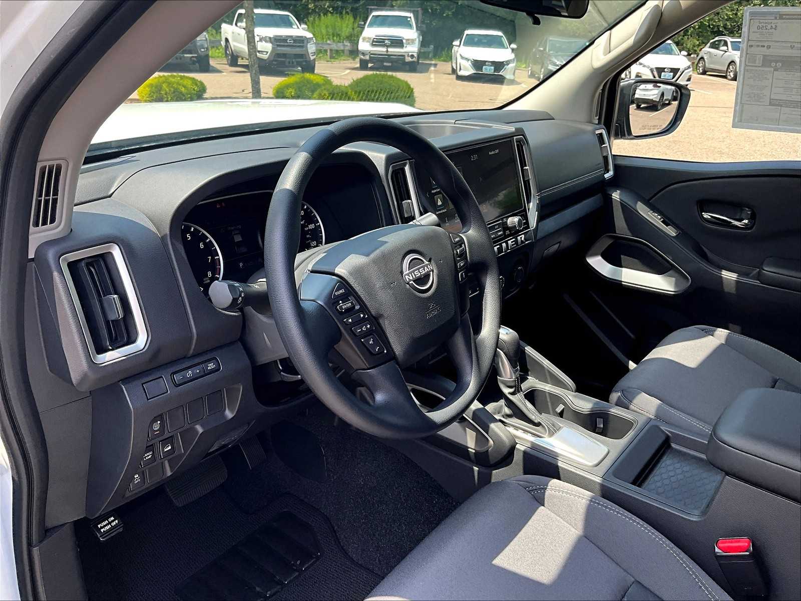 2025 Nissan Frontier SV photo 8