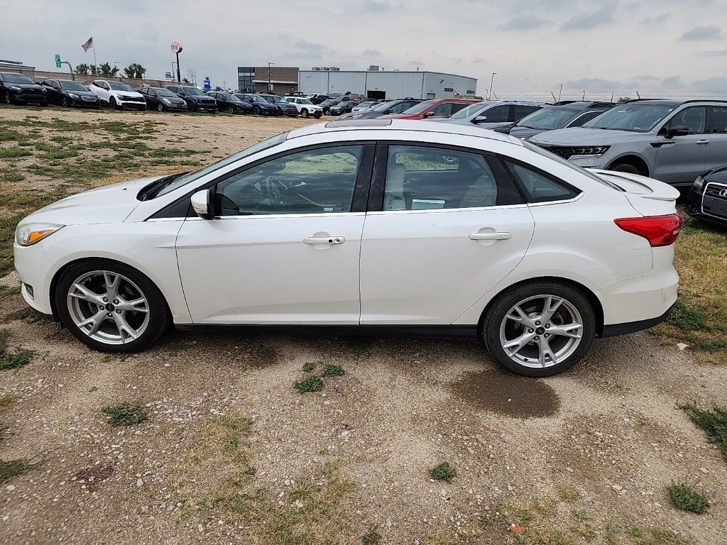 2015 Ford Focus Titanium photo 2