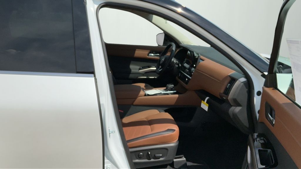 2025 Nissan Pathfinder Platinum photo 20