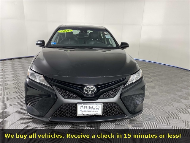 2019 Toyota Camry SE photo 2