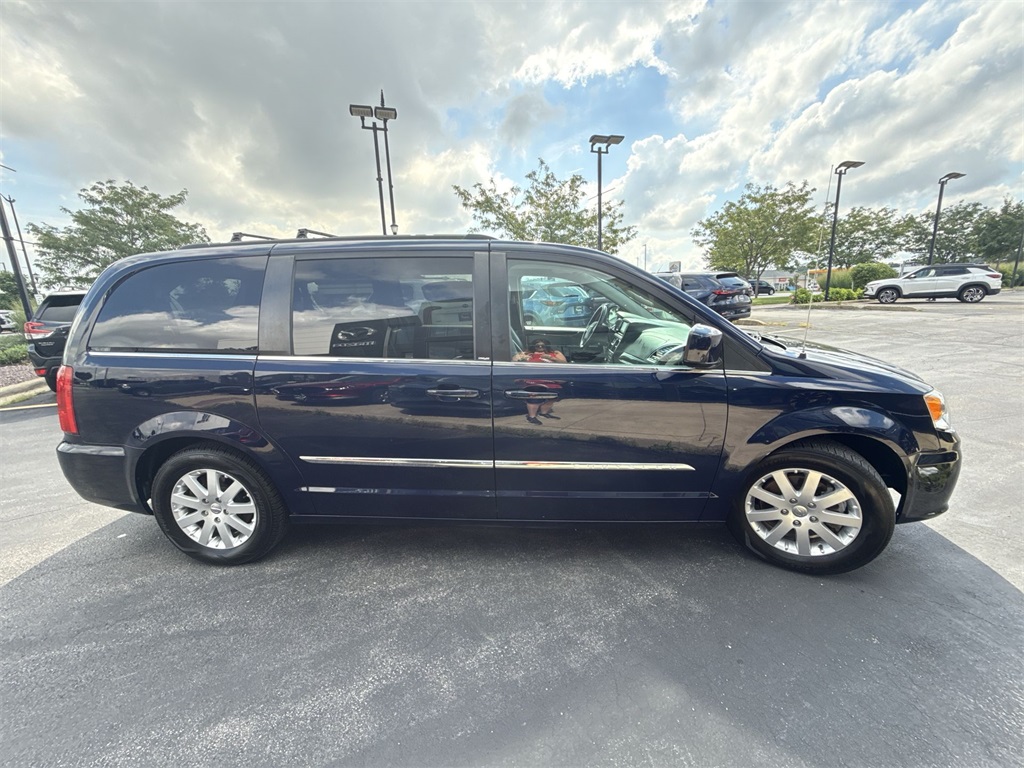 2014 Chrysler Town & Country Touring photo 4