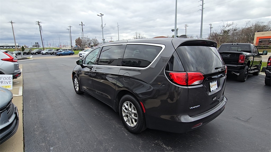 2023 Chrysler Voyager LX photo 4