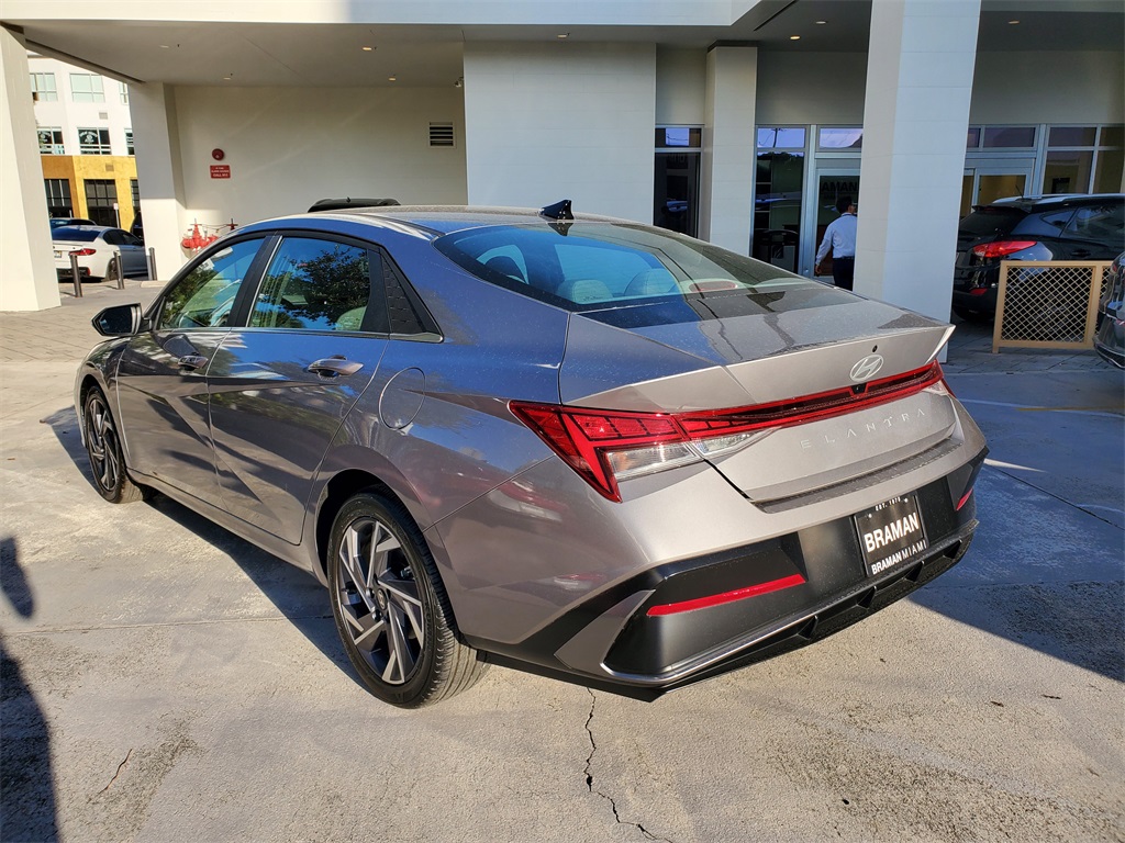2025 Hyundai Elantra SEL Convenience photo 4