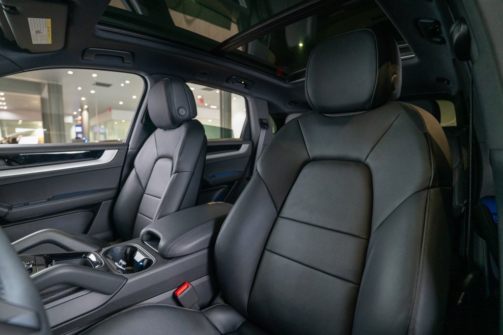 2025 Porsche Cayenne photo 16