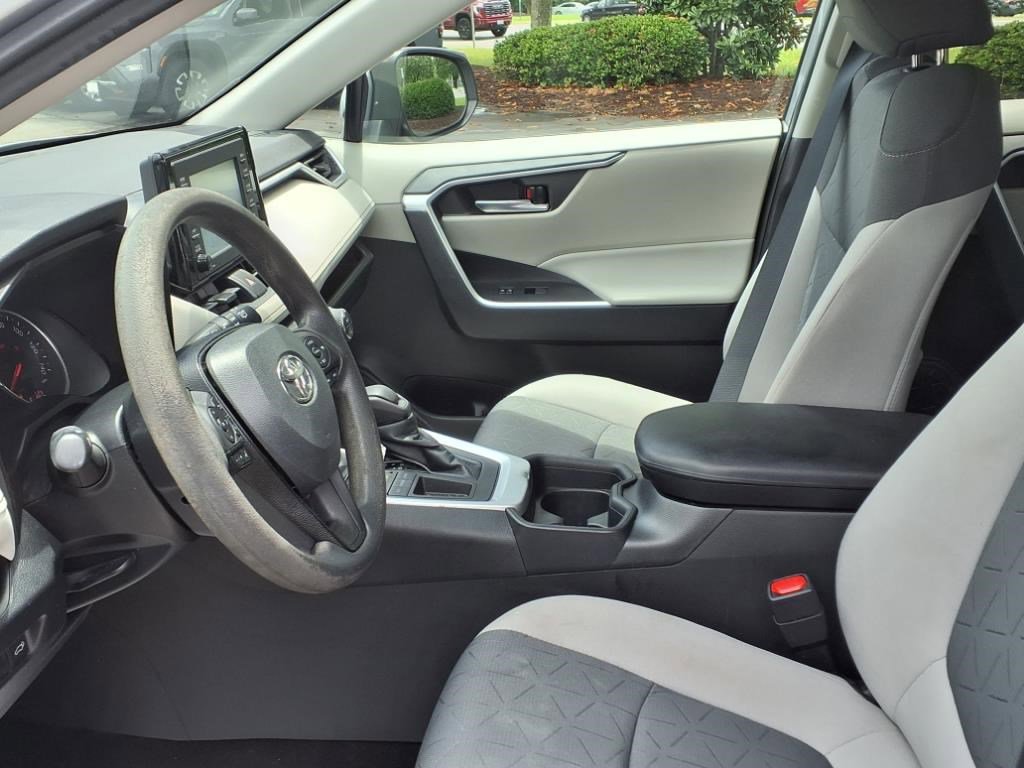 2020 Toyota RAV4 XLE photo 7