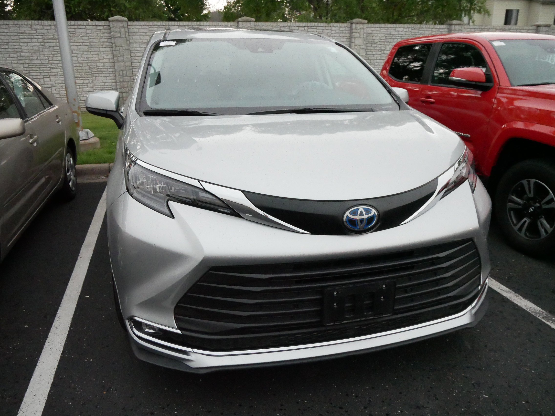 Used 2024 Toyota Sienna XLE with VIN 5TDYRKEC3RS189390 for sale in Brooklyn Center, Minnesota