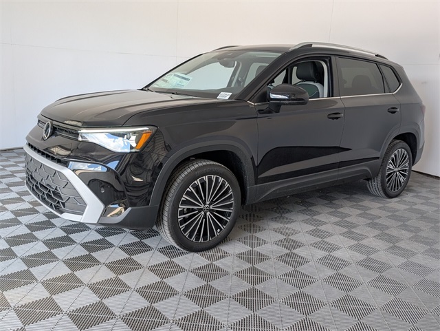 2025 Volkswagen Taos SE photo 3