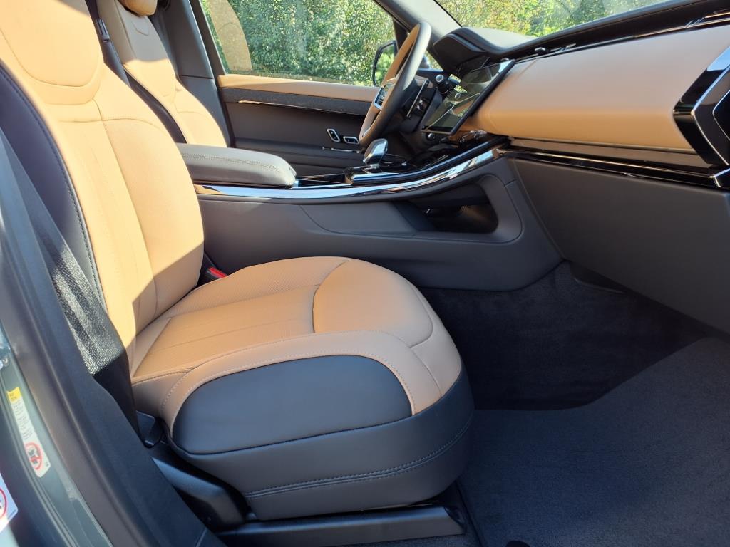 2025 Land Rover Range Rover Sport SE photo 3