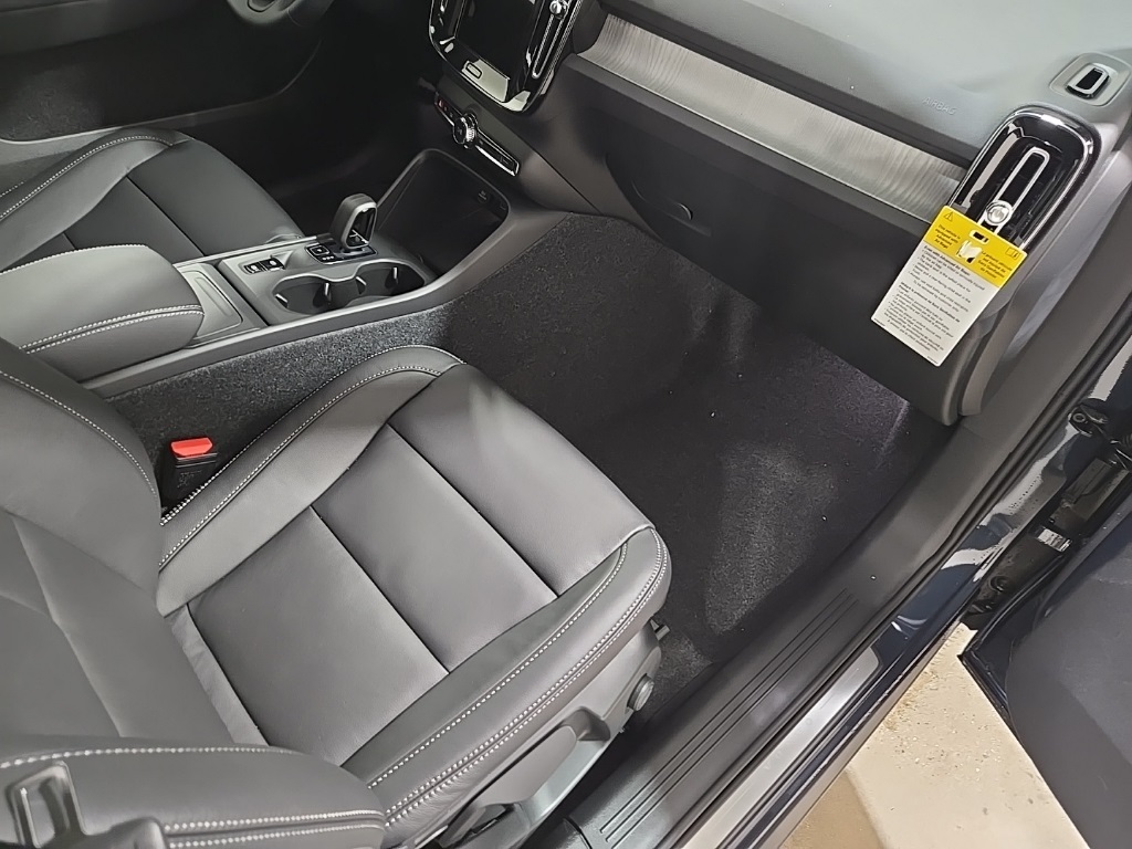 2026 Volvo XC40 Core photo 20