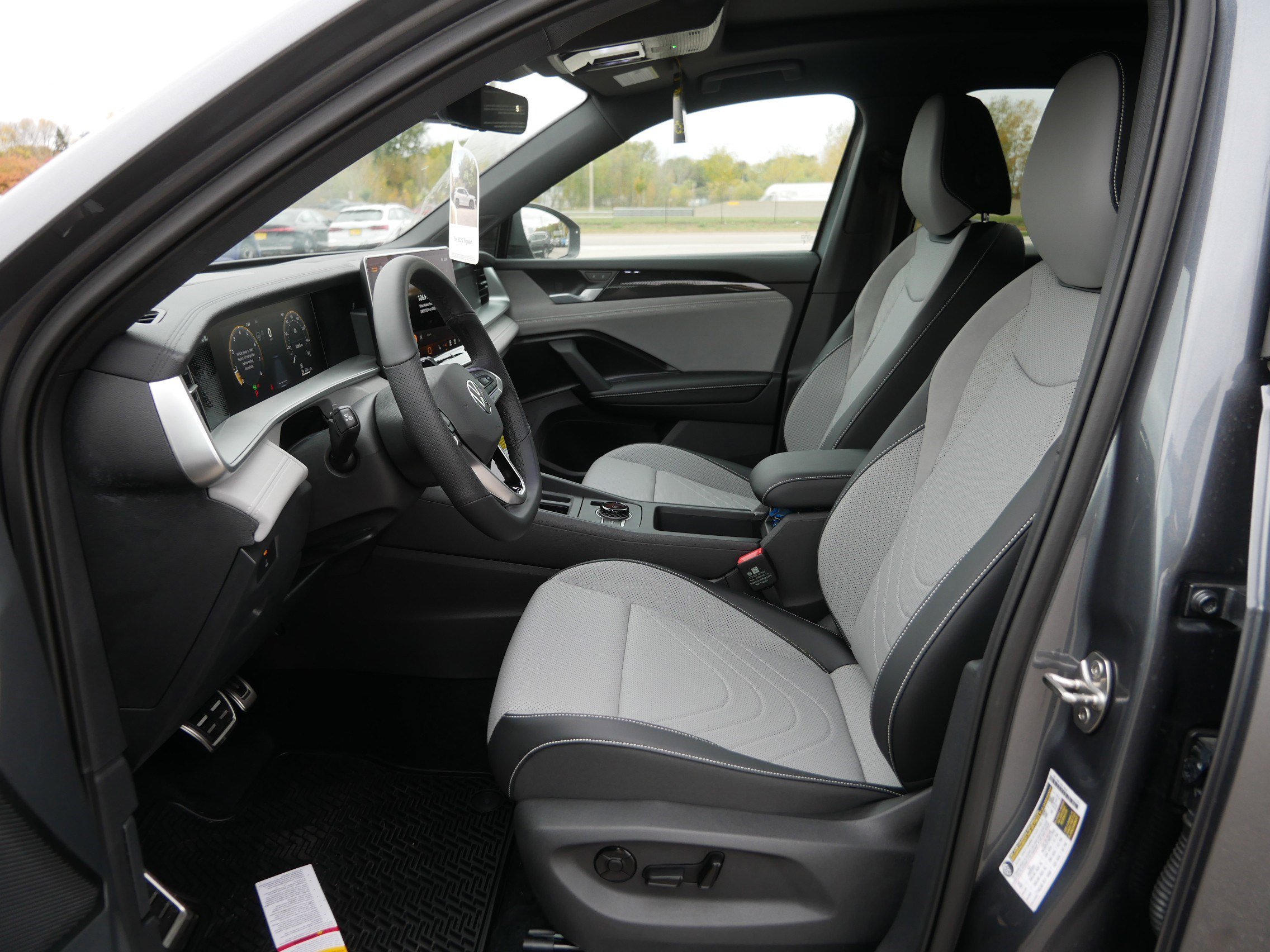 2025 Volkswagen Tiguan SE R-Line Black photo 3