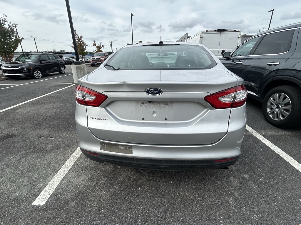 2016 Ford Fusion S photo 2
