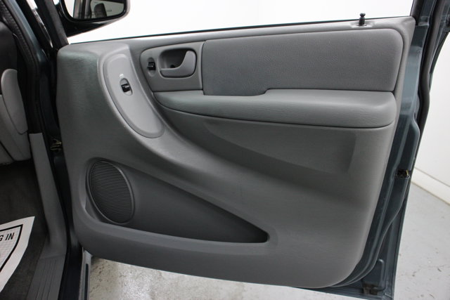 2007 Chrysler Town & Country LX photo 25
