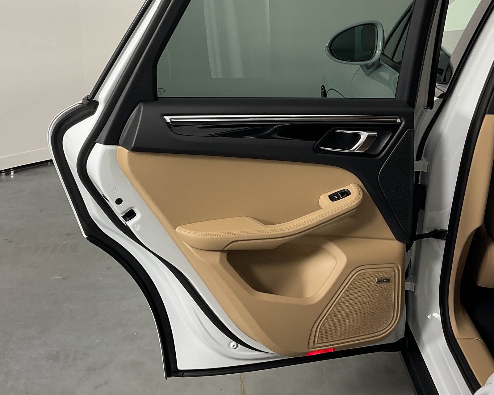 2026 Porsche Macan T photo 26