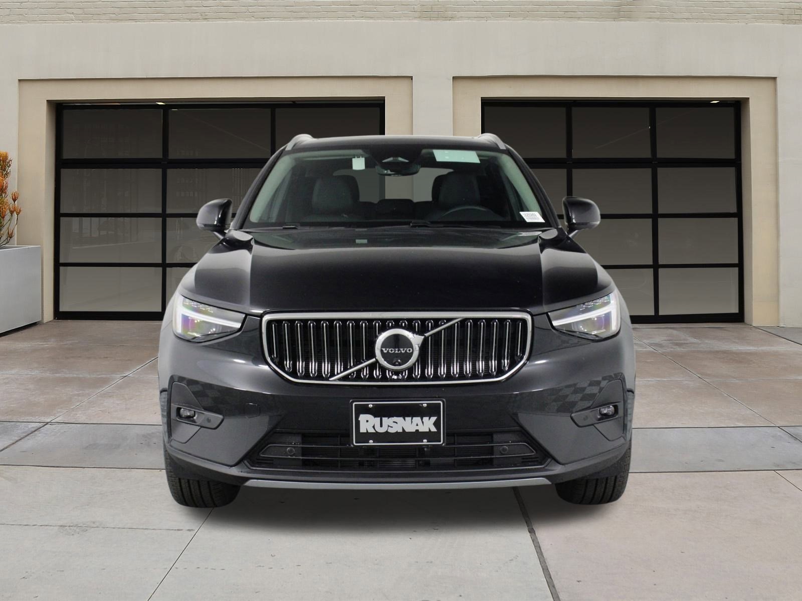 2025 Volvo XC40 photo 2