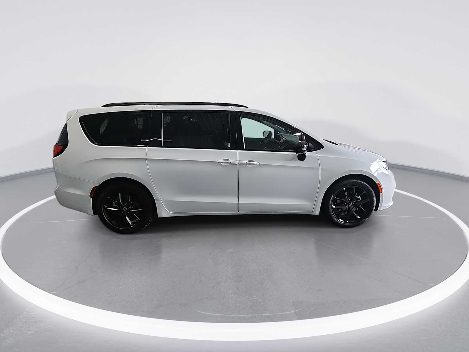 2026 Chrysler Pacifica Limited photo 9