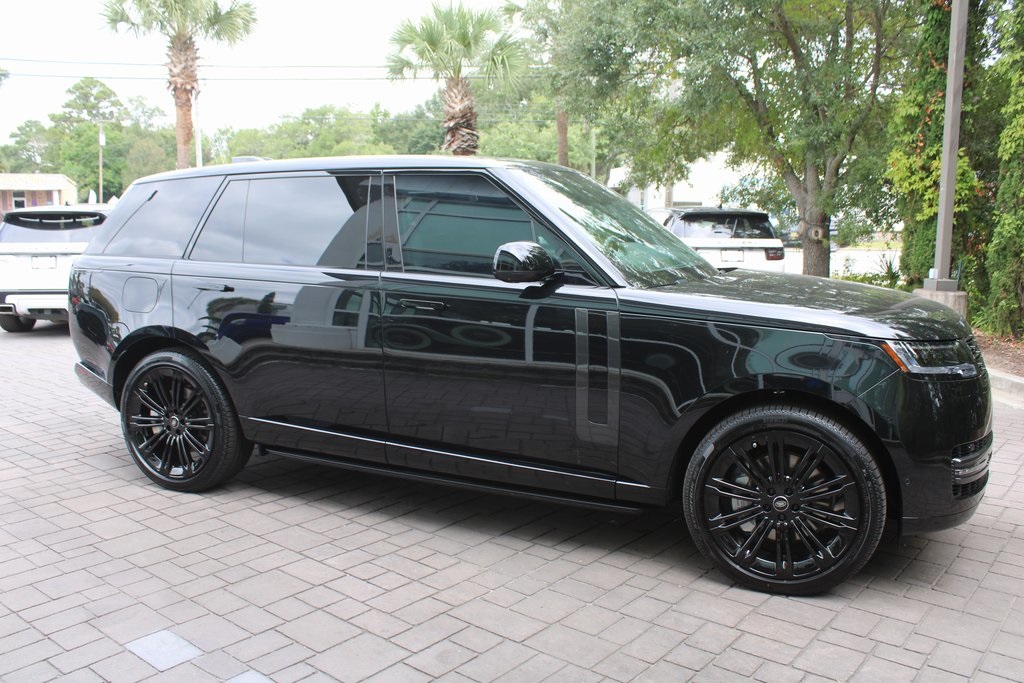 2025 Land Rover Range Rover SE photo 3