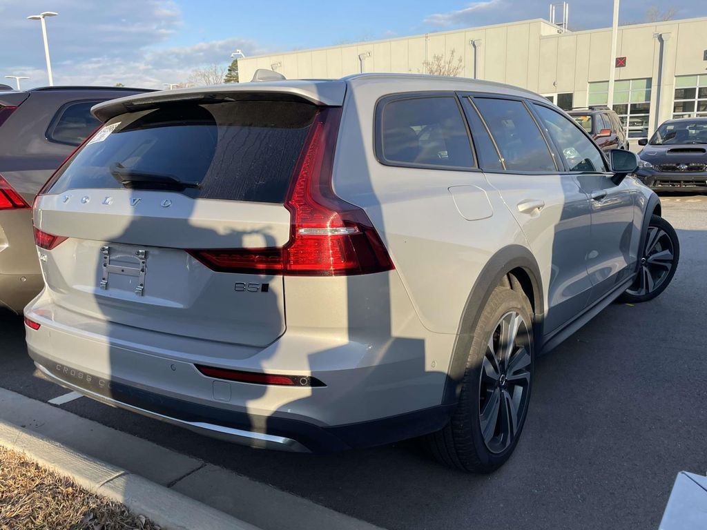 2025 Volvo V60 Cross Country B5 Plus photo 4
