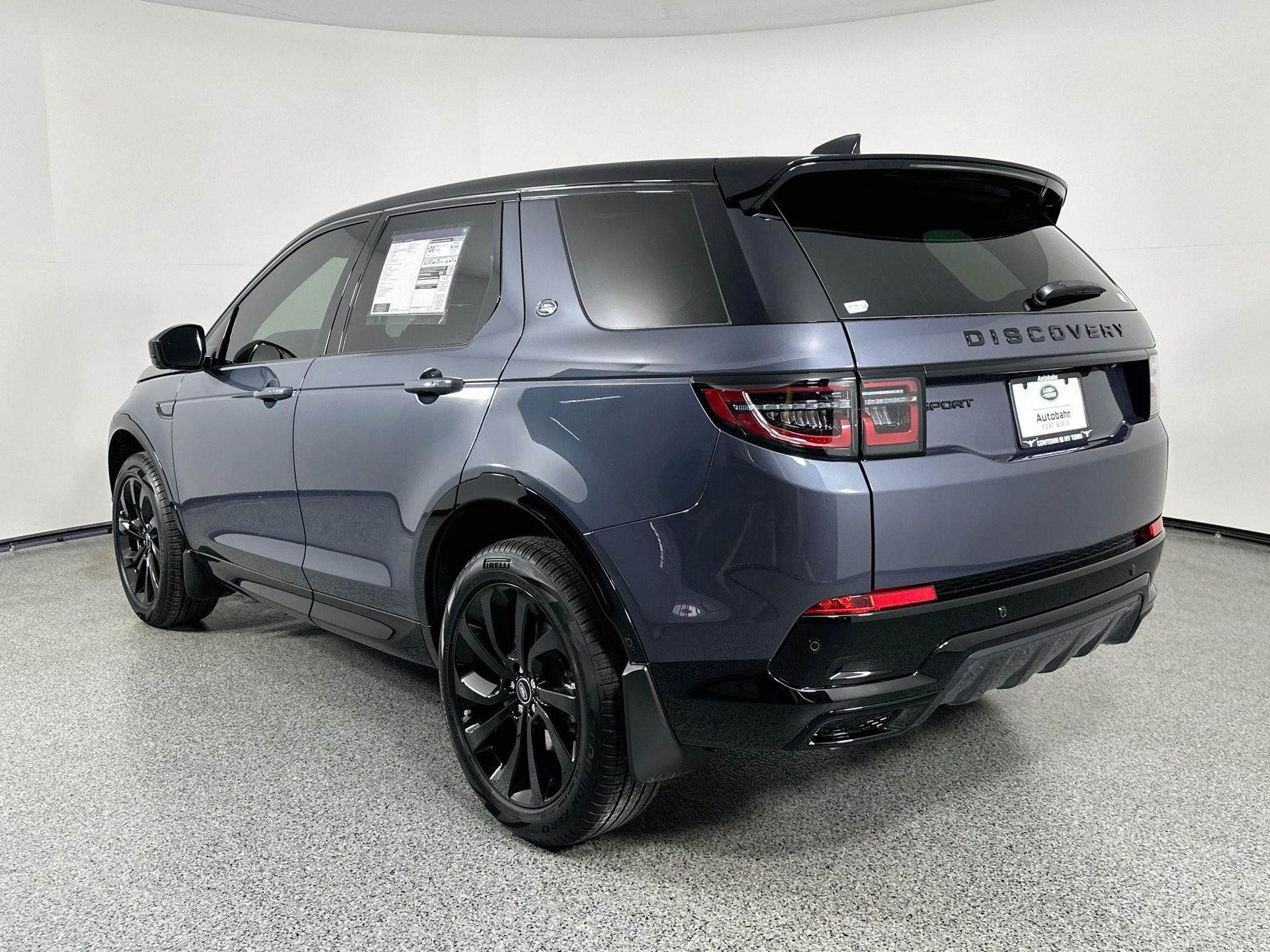 2025 Land Rover Discovery Sport Dynamic SE photo 2