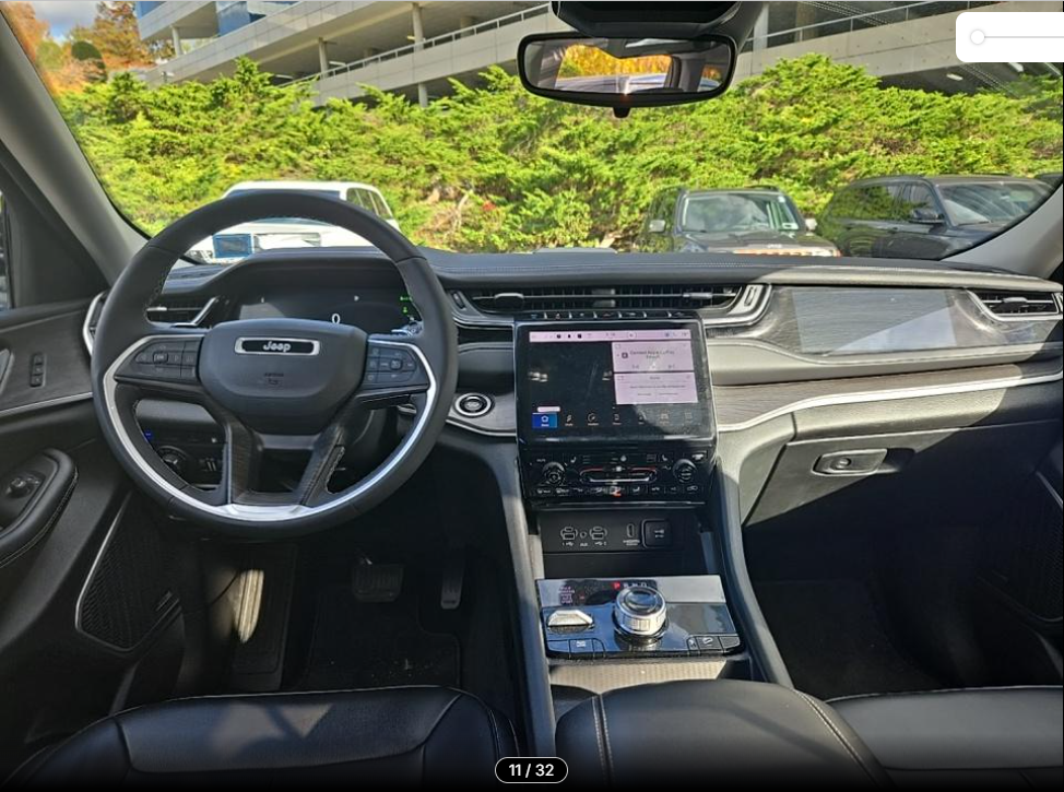 2023 Jeep Cherokee Base photo 2