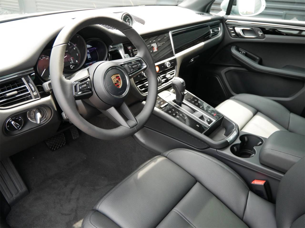 2025 Porsche Macan Base photo 4