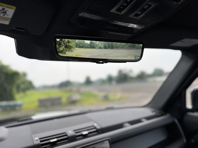 2025 Land Rover Defender 130 X-Dynamic SE photo 18